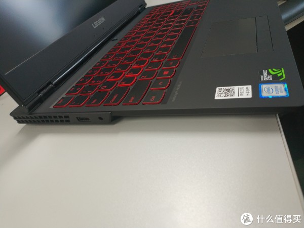 左侧一个USB3.0，一个3.5mm耳麦接口