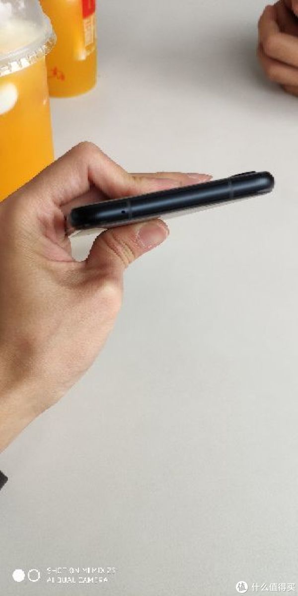 顶部只有一个降噪麦克风