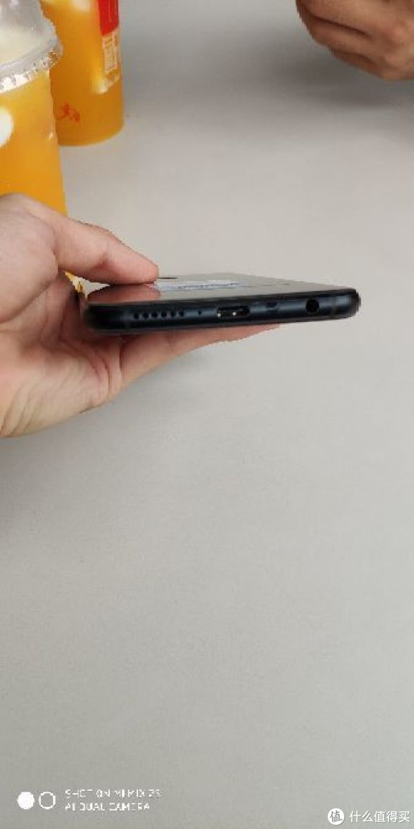 底部有扬声器，type C接口，3.5mm耳机口的保留实在是良心