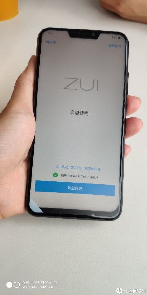开机亮屏，除了下巴，其他三边做得确实很窄