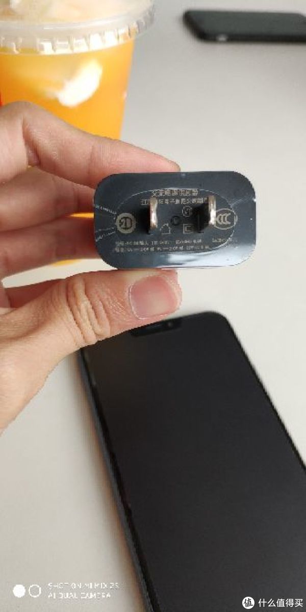 附带的充电器支持9V2A的18W快充，良心！就不点名那些支持快充又不配快充头的那些厂商啦