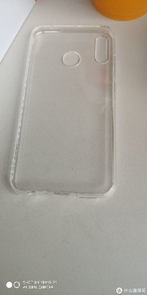 随机附带清水套，虽说玻璃背板手感细腻，但是还是安全重要吧，果断戴套