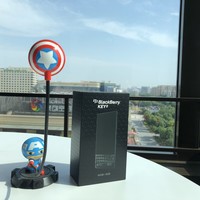 黑莓 KEY2 智能手机外观展示(屏幕|摄像头|音量键|耳机孔|麦克风)