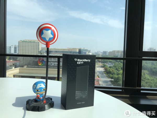 一个印满logo的的盒子