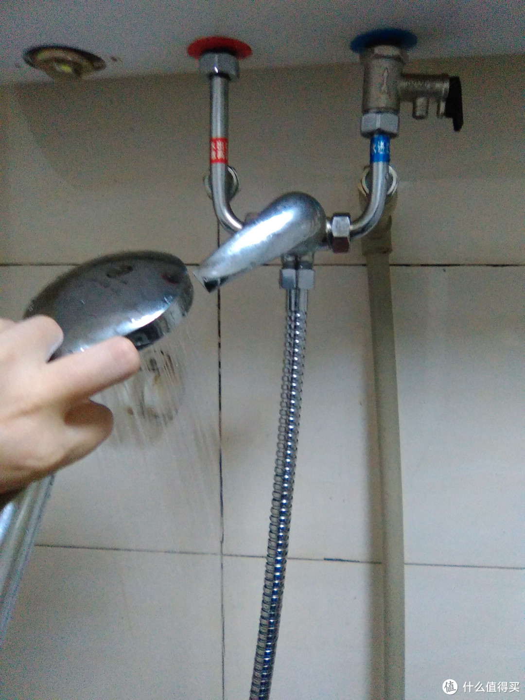改善储水式电热水器出水不畅的尝试：用潜水泵注入缓蚀剂酸洗