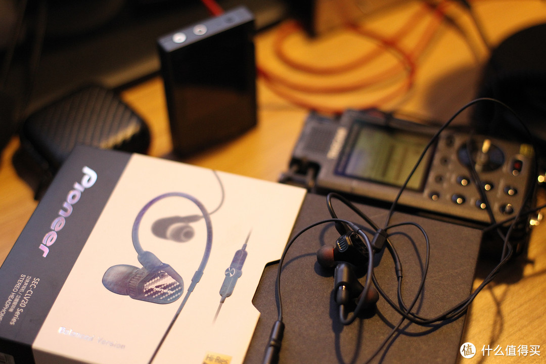 AMG样的碳纤维激情红就在先锋(Pioneer)CLV20 HiFi双动圈入耳式线控耳机 均衡版众测报告