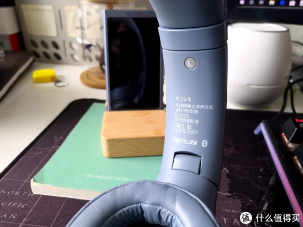 可以看到，耳机充电电压是5V，产地是马来西亚