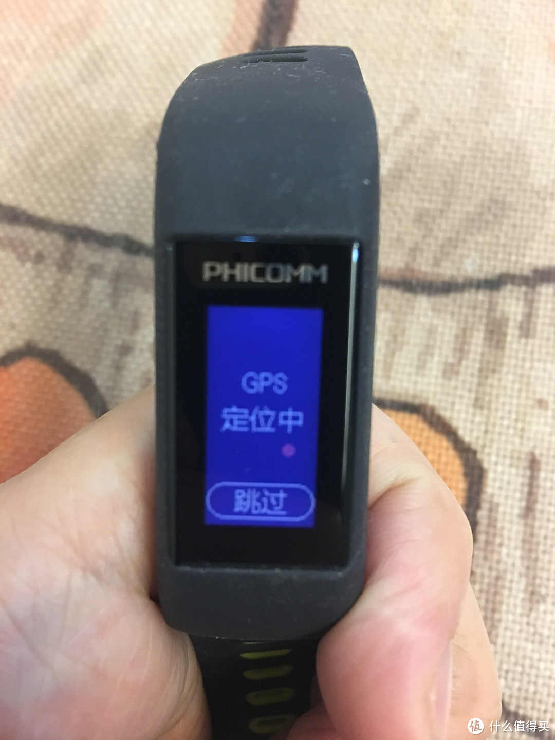 W3使用的是GPS+LONASS双星定位技术，GPS+PDR（惯性导航），通过内置运动传感器只能推算用户的运动姿态，在GPS信号弱时，也能实时记录用户的运动轨迹。