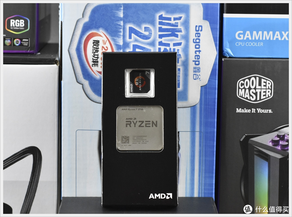 AMD锐龙 Zen+ Ryzen7 2700背靠散热七（葫）兄（芦）弟（娃）。