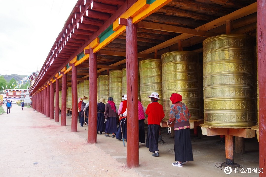 14天旅游行程——途径佛国色达，登顶那玛峰，游览稻城亚丁。