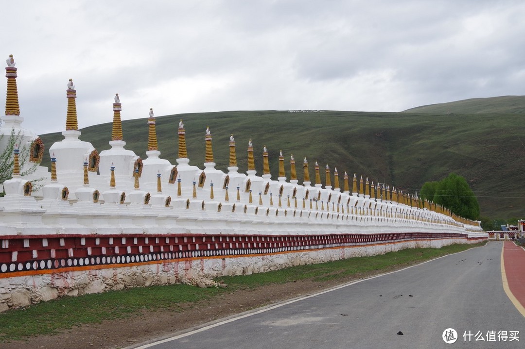 14天旅游行程——途径佛国色达，登顶那玛峰，游览稻城亚丁。