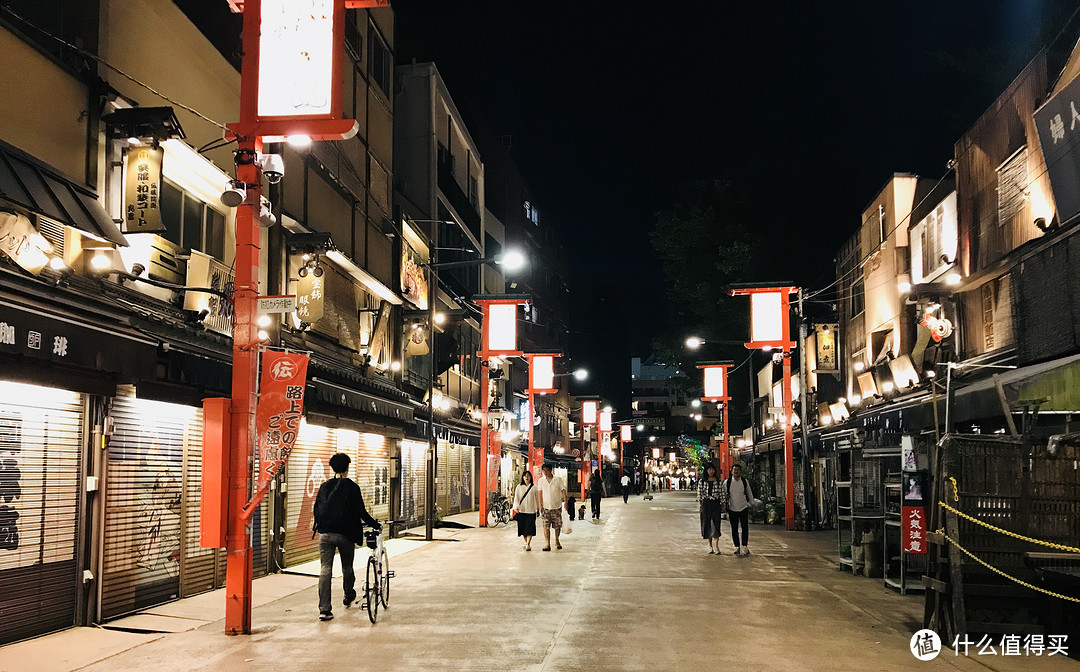 浅草寺周围的商业街，晚上店铺关门了，正好展现出卷闸门上的浮世绘