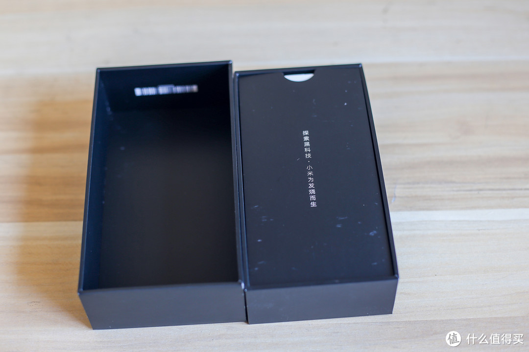 包装底部就是小米8的参数介绍和标签,骁龙845cpu,ai变焦双摄,双芯定位