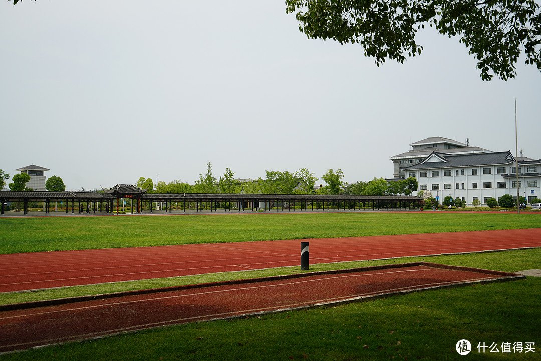 瘦西湖隔壁的风景，有操场、跑道，不知道是不是一所学校。