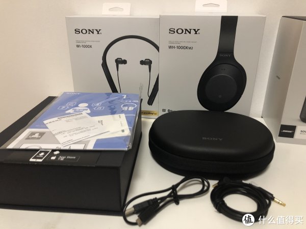 里面除了说明书、保修卡，就是一个耳机盒、祖传microusb线、3.5mm音频线