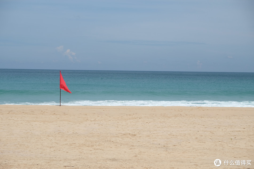 雨季海滩上每天都是插着红旗，不过不拍死的老外很多还是在海里玩水