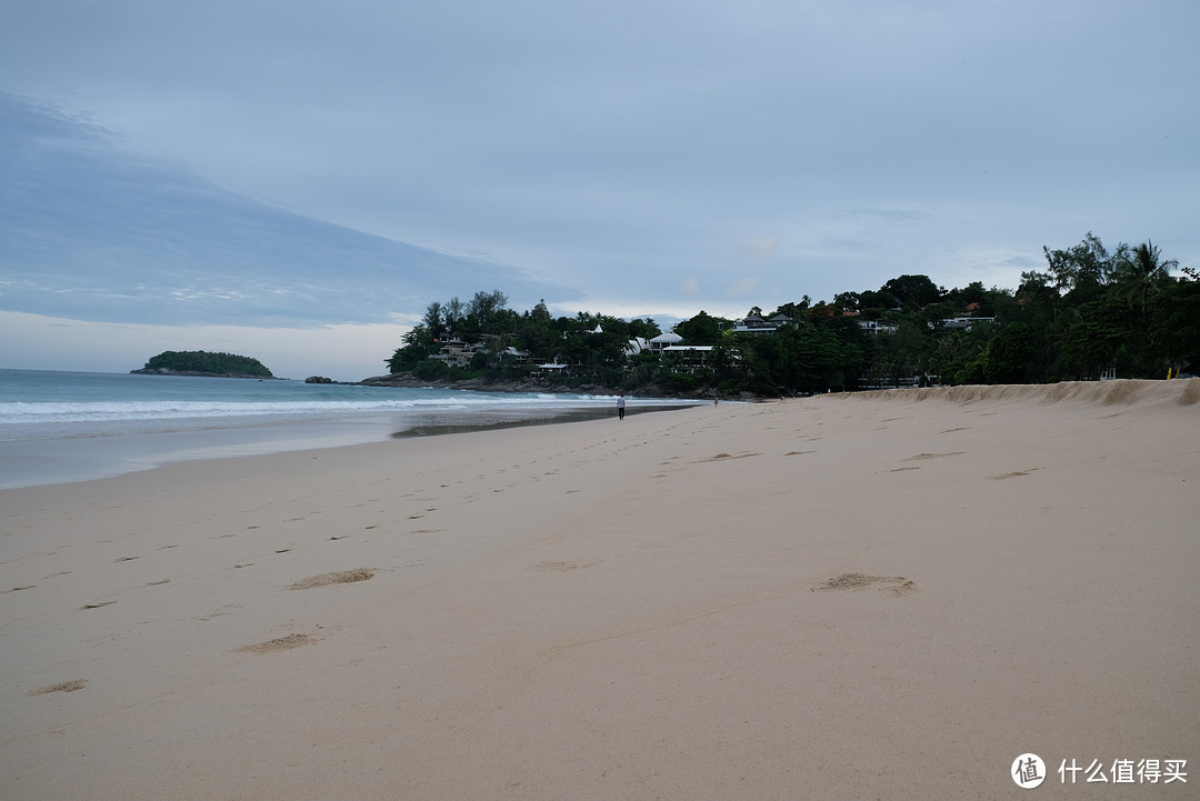 清晨的沙滩，沙子虽然不是很白，但真的很软，远处山上的是Mom Tri's Villa Royale Hotel Phuket，是世界小奢集团成员