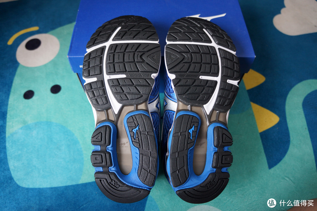 鞋垫采用跑步鞋、运动鞋常用的EVA材质，习惯了EVA鞋垫后自己淘宝也多买了几双给自己的板鞋都加上，确实舒服很多。