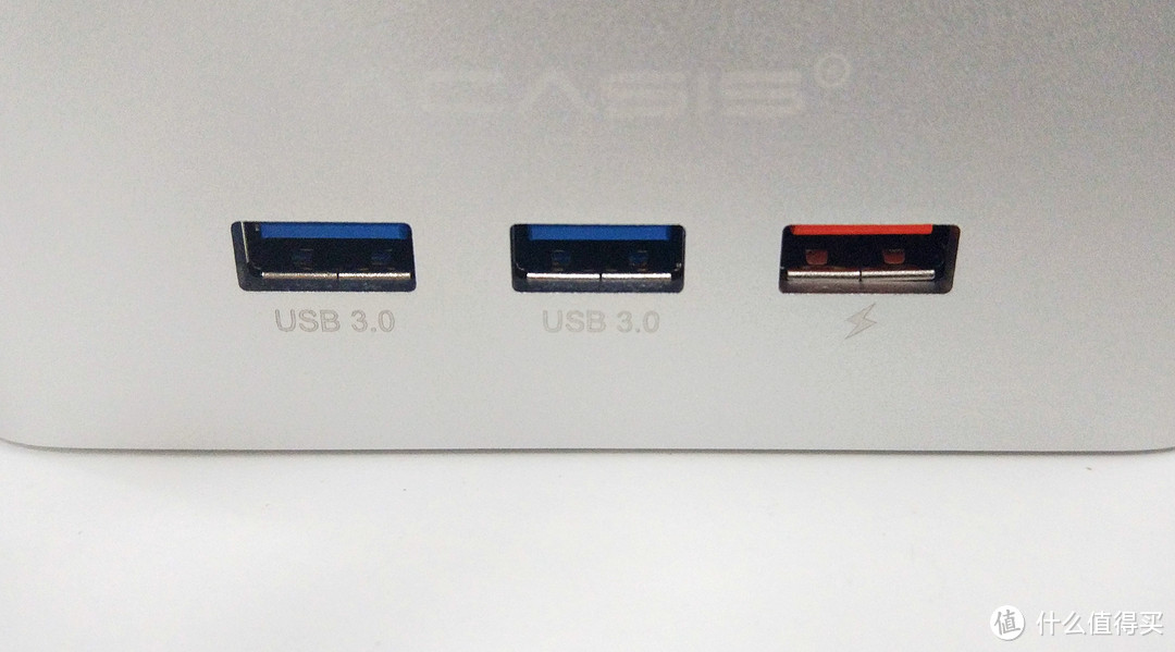 正面有三个UBS接口，两个3.0的数据接口，一个电源接口，可以用来给设备供电，这里还是非常实用的。