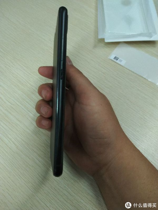 电源键和音量键，手感还行。