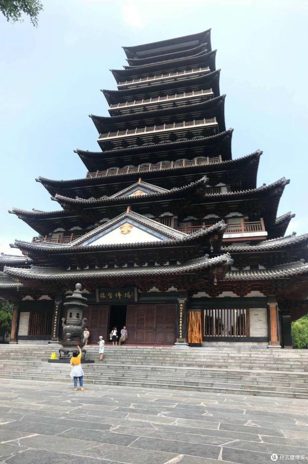 塔底有个冰雪奇缘游玩区，进入需要租用防寒服，小朋友可以坐冰滑梯玩的。（导游分发每人一张冰雪奇缘门票）