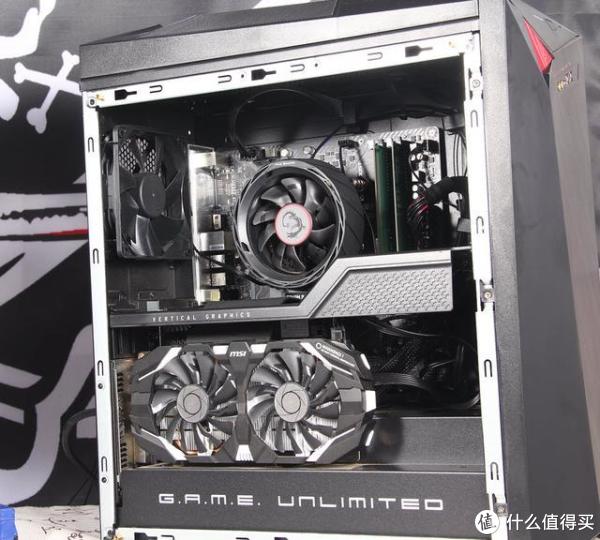 无烬XInfiniteX的钢化玻璃侧板打开很方便，而且微星的承诺是允许玩家自行升级硬件（升级换下的原装硬件在售后期内需要保留）。它的售后宽容度较之其他品牌要高很多。而且InfiniteX的内部设计也很科学，显卡独立的直立在箱体一侧，这样散热独立、供电独立、拆装升级也很独立。