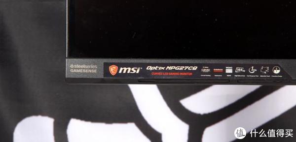 MPG27CQ还是首款内置有SteelSeries GameSense功能的曲面电竞显示器，玩家可以在SteelSeries Engine中设定灯光效果。在显示器正面设计有五个RGB灯条，能够同步提示游戏中的定时器或技能冷却时间或传递玩家想要的重要信息，另外在背部也有RGB元素。