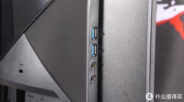 MPG27CQ为用户配备了2个HDMI 2.0、1个DP 1.2、一个USB 3.0 Type-B接口，还包括有1个耳机输出、1个麦克风输入接口和1个音频组合插孔，以及2个USB 3.0 A型端口和Kensington防盗锁。