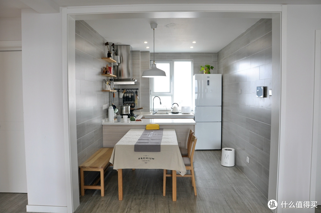 不足8平米的厨房实在没空间满足各种想法，于是采用了开放式厨房设计。