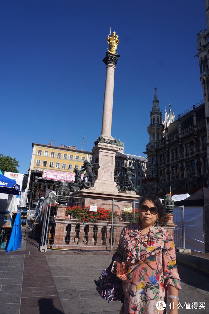 照片描述 ：金色的玛利亚记念柱。狭长的广场中心立着玛利亚纪念柱，柱子的顶端是金色的玛利亚雕像，这根纪念柱是为了纪念与瑞典战争胜利而建造的。
