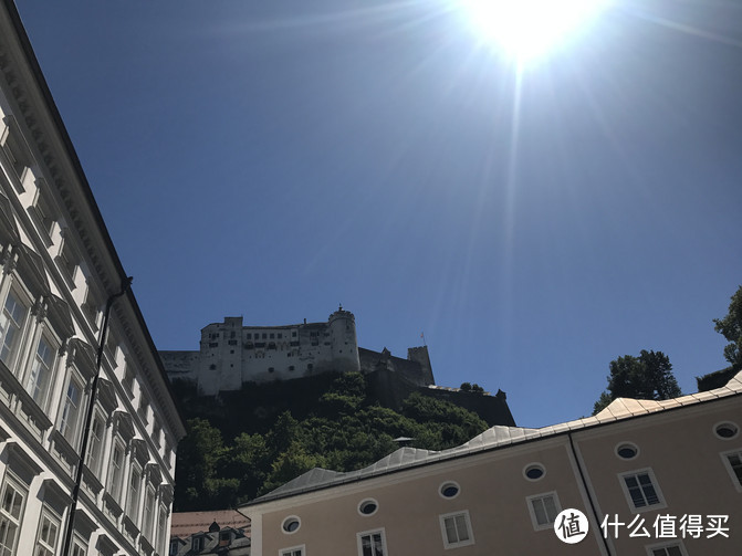 照片描述：远处山上就是萨尔茨城堡，可以说是萨尔茨堡城内的标志性建筑，位于老城区山上，始建于1077年，由历任总主教逐步扩建而成，是欧洲最大的中世纪城堡之一。