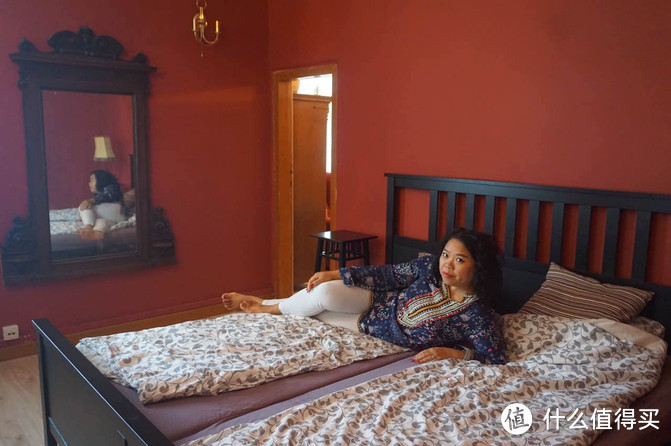 照片描述：房间内部（闺蜜家住的卧室是朱红色的，内地一般不敢用色这么大胆，但在这个房间里却特别和谐、温馨。）