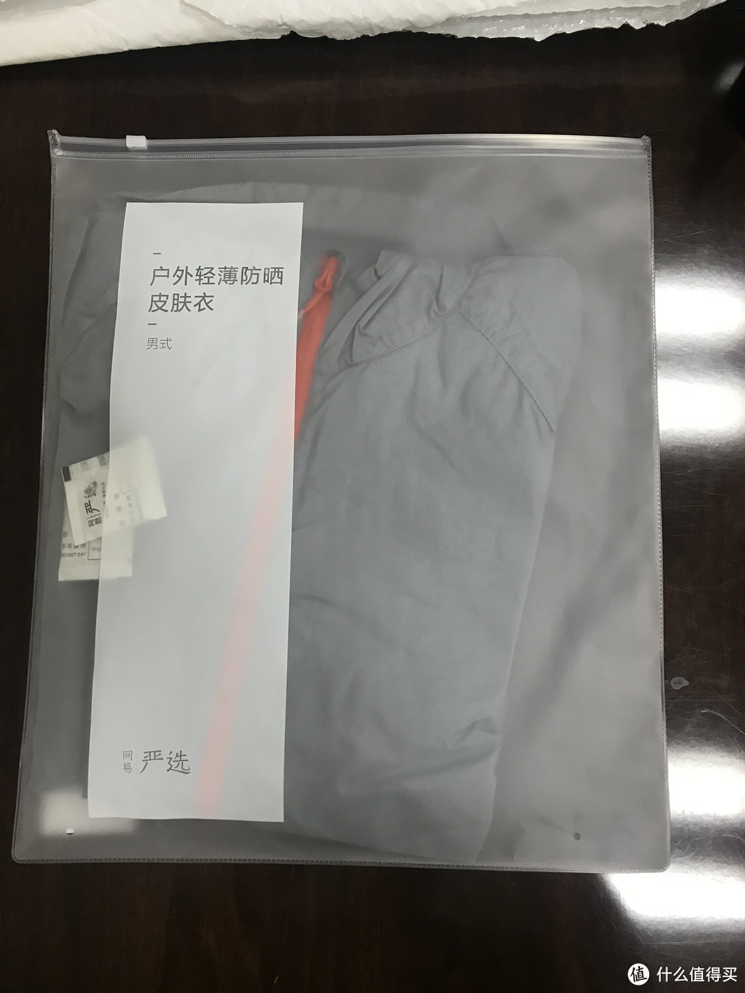 衣服的包装也是简洁风格