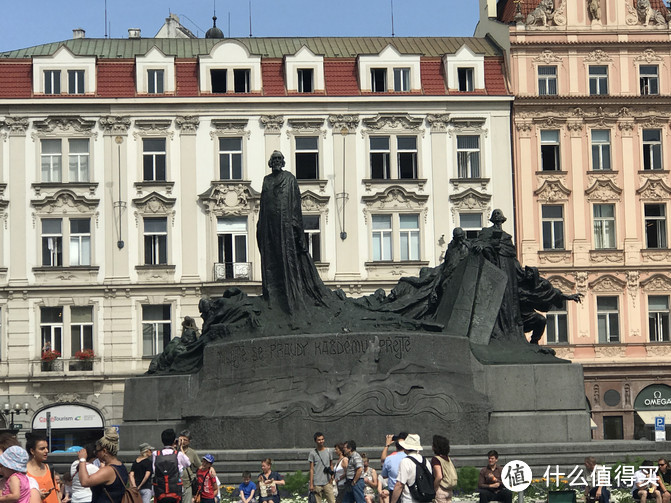 照片描述：布拉格老城广场——胡斯雕像，雕像描绘的是波希米亚的反教廷威权学者扬*胡斯、胜利的胡斯派勇士和新教徒。