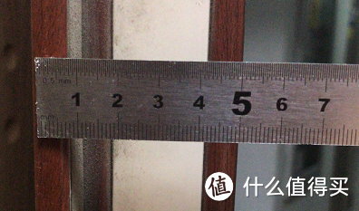 ▲门厚约5cm，由于门体比较薄，还多配送了一包螺丝