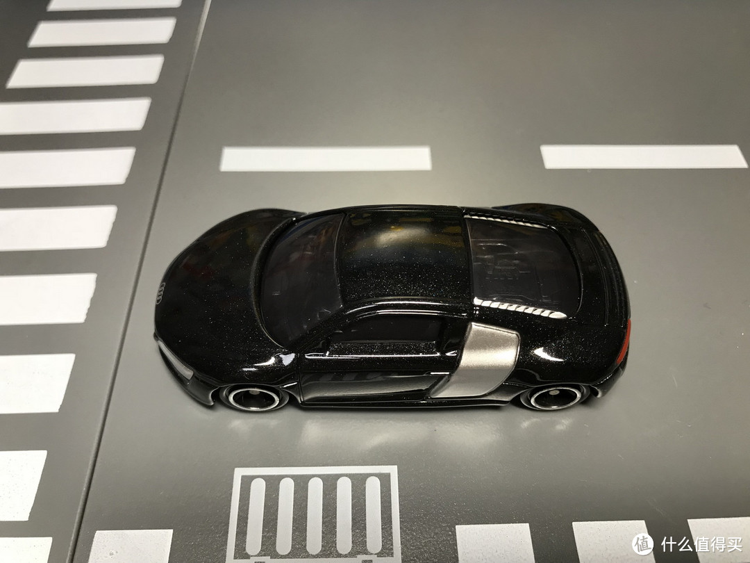 打折优惠凑单好物：TOMICA 多美卡 合金玩具车 AUDI 奥迪 R8 模型开箱