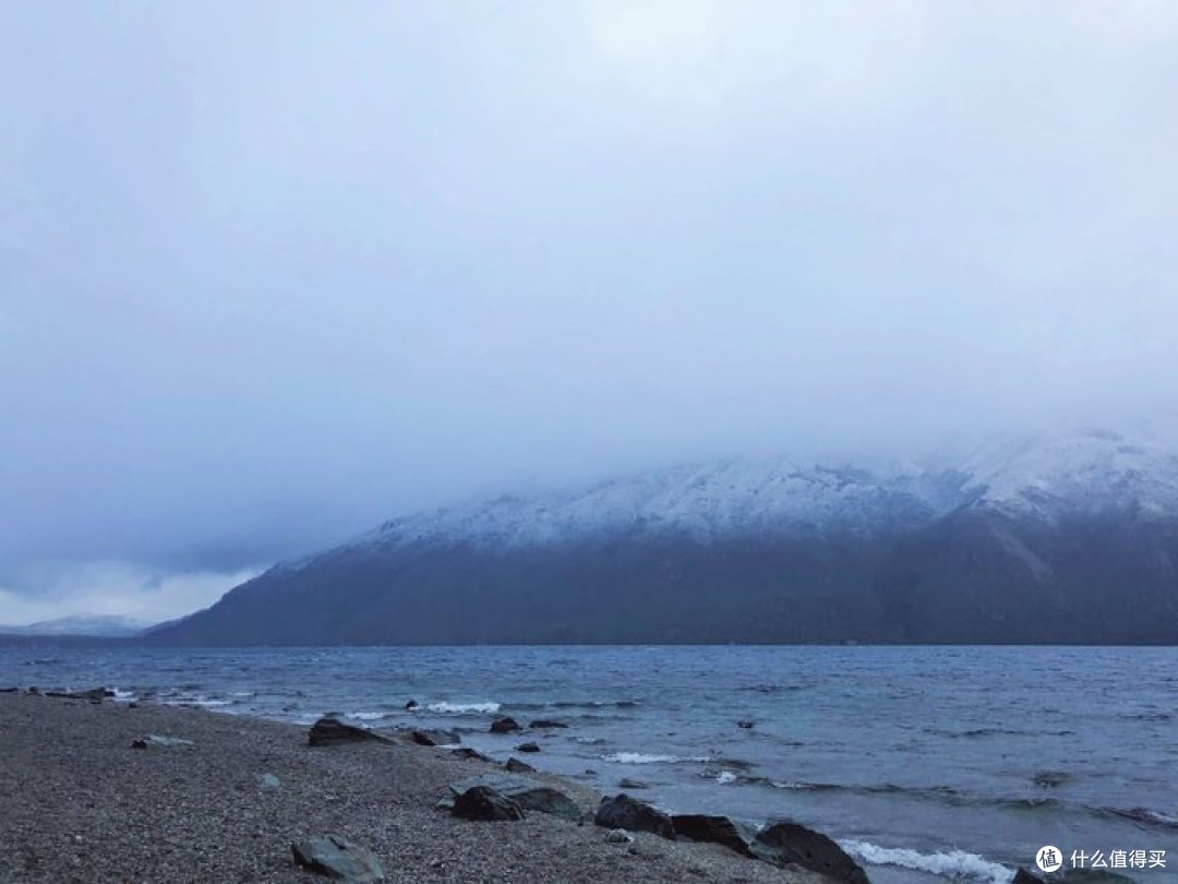△沿路上的瓦卡蒂普湖和雪山