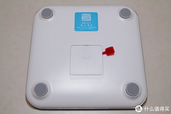 电池仓盖是个笑脸