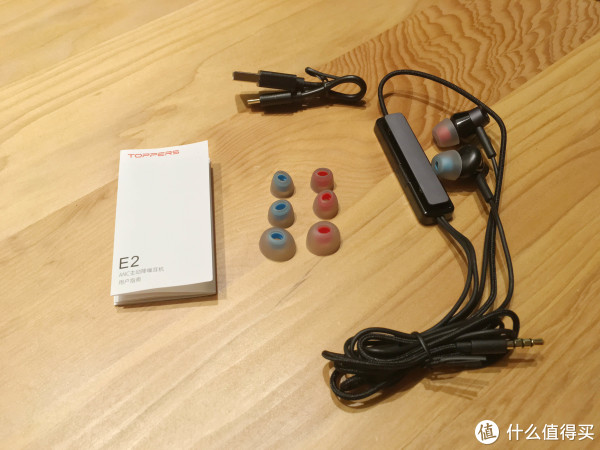 配件方面，具有四个规格的硅胶套，默认佩戴是L号的；说明书；micro-USB充电线；耳机本体