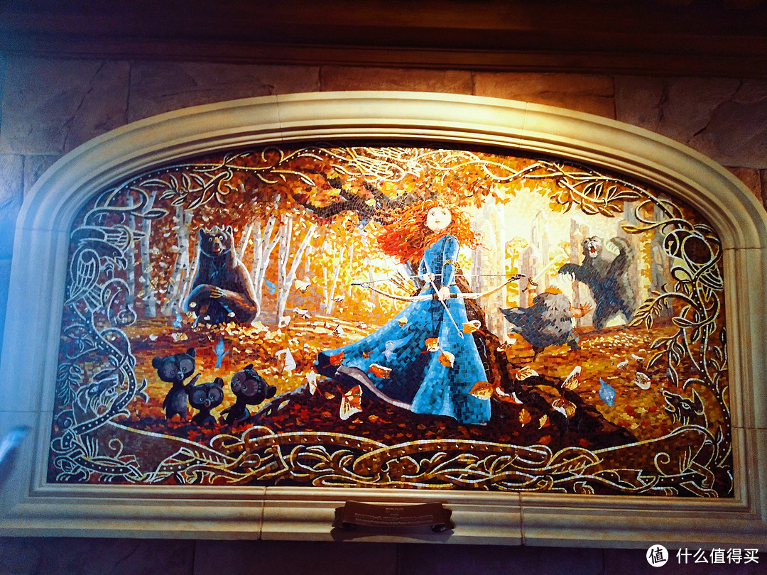 城堡中央大厅的童话故事画廊