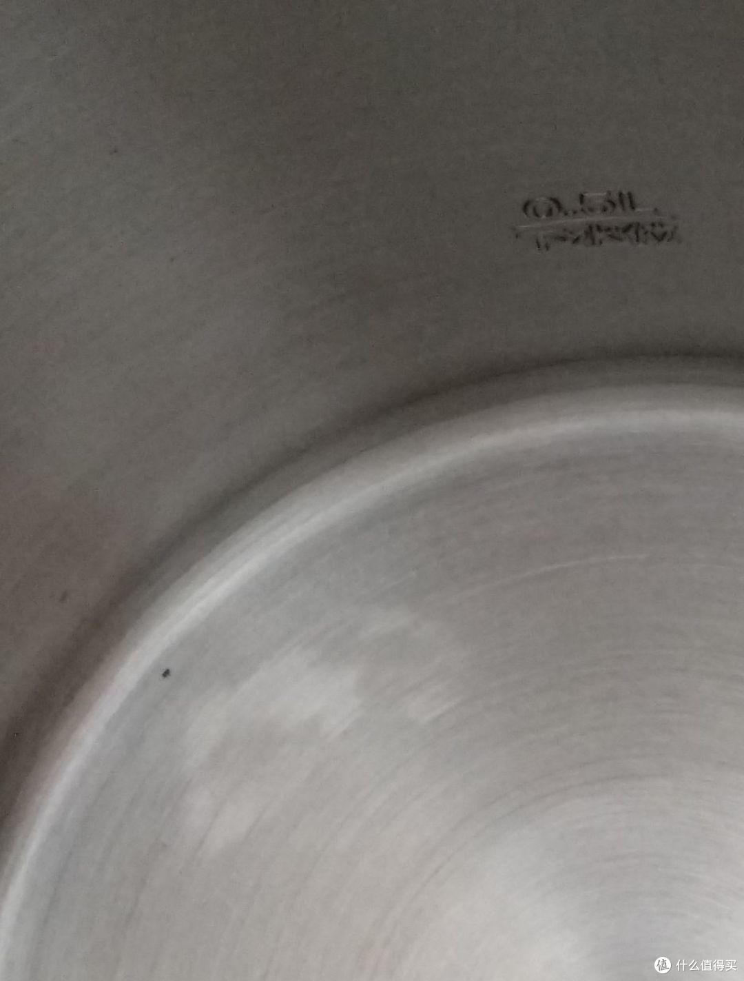 如此大的一个洞，我很好奇怎么突然出现的，其实旁边还有很多很小的洞，几乎看不太出来