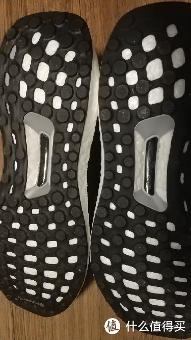 618京东Adidas 阿迪达斯 Ultra Boost Uncaged 运动鞋黑白双煞入手对比记