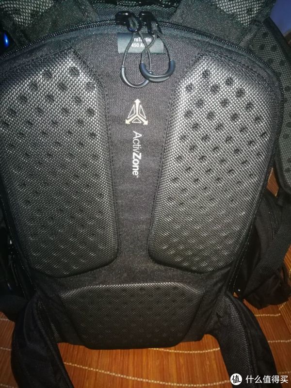 背面背负系统，做工精细，透气性好。