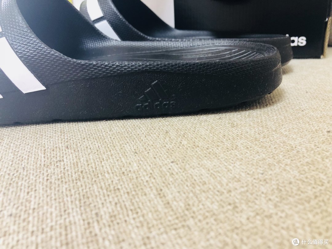 黑与白、是与非,这双ADI拖鞋很纯粹