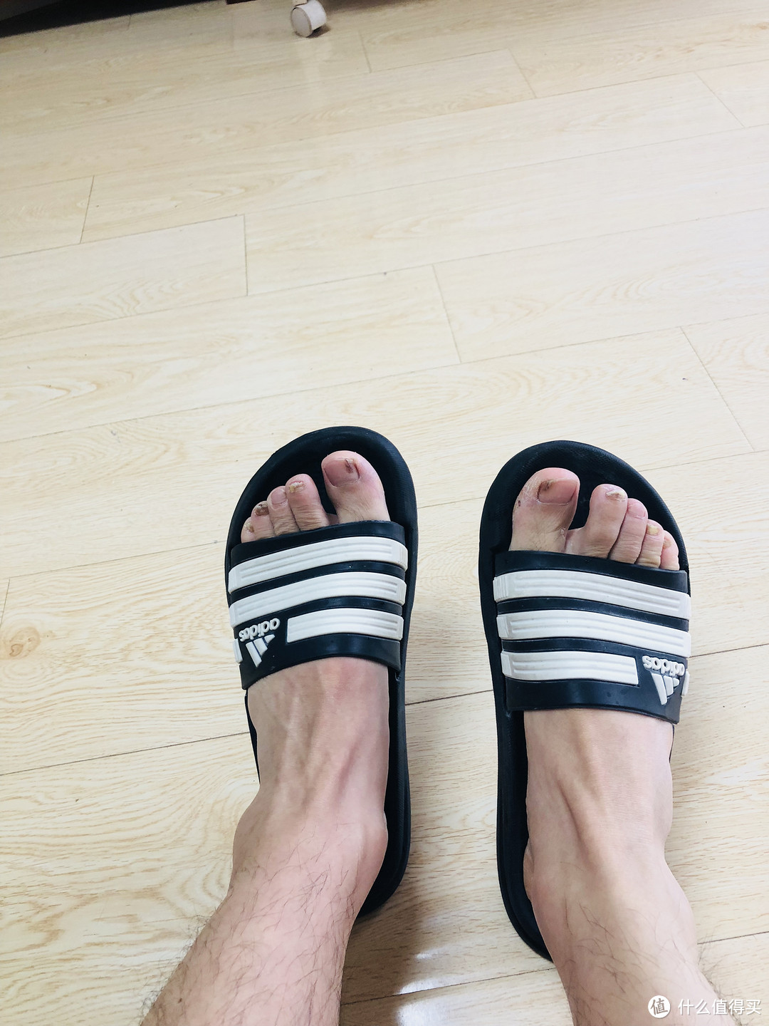 黑与白、是与非,这双ADI拖鞋很纯粹