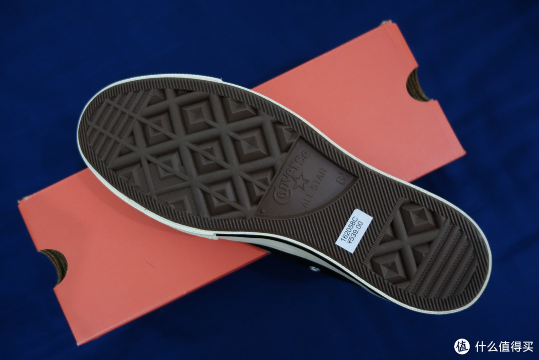 鞋底(白色标签上有鞋的货号以及￥539虚高的标价)