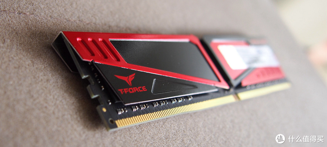 便宜的红色马甲—Team 十铨 火神系列 DDR4 2400 8G 红色 台式机内存