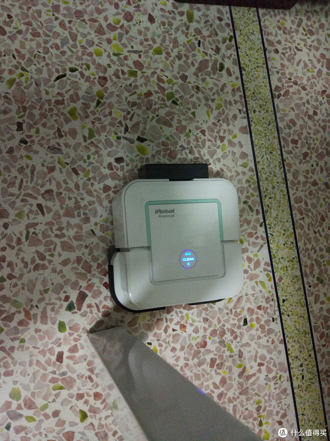 iRobot Braava Jet 241 擦地机器人维护之清理轮轴