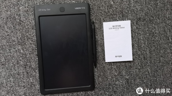 &nbsp; &nbsp; &nbsp; 打开外包装，配件很简单：手写板、手写笔以及一本用户指南。