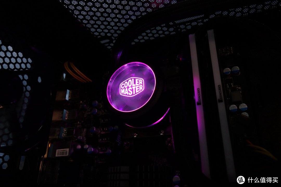 打开夏天的正确方式—CoolerMaster 酷冷至尊 冰神P280 RGB 水冷散热器开箱